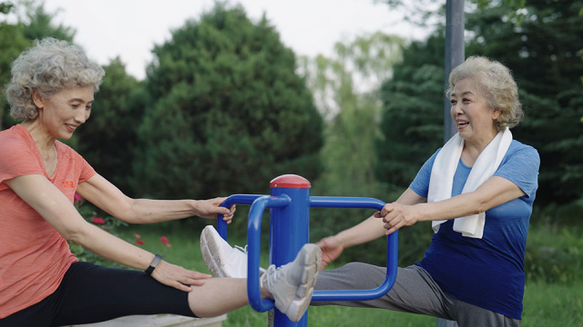 老年闺蜜在公园一起健身