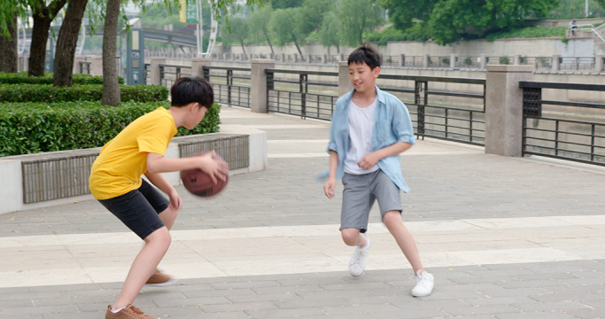 男孩们在户外打篮球