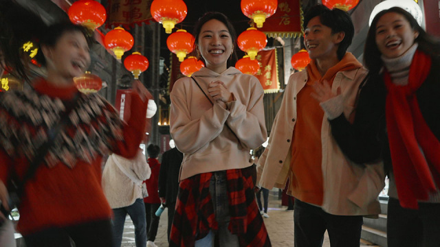 年轻朋友们逛街庆贺新年