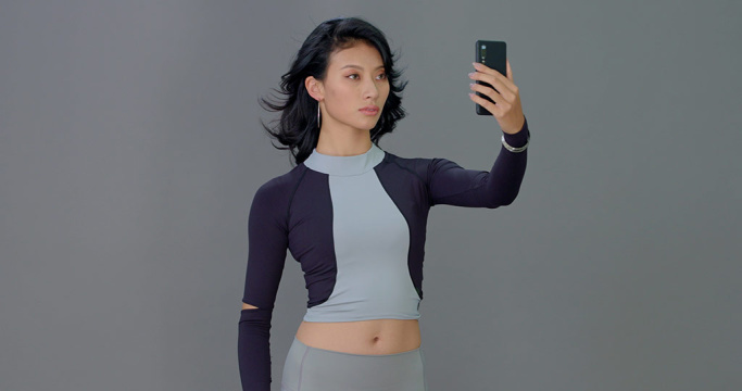 年轻女士使用手机