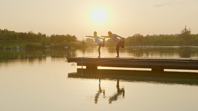开心的中老年夫妇在公园练瑜伽