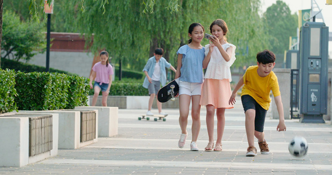 青少年在公园玩耍