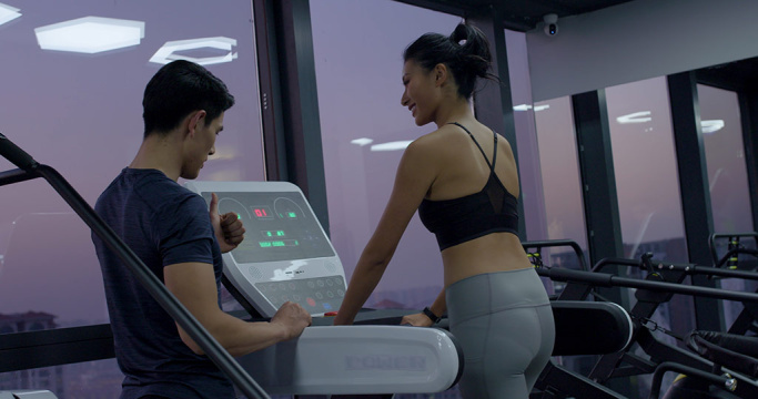 年轻女士在健身房上私教课