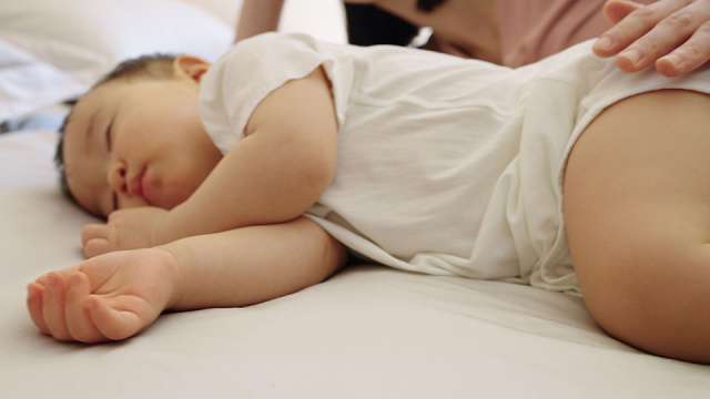 怀孕妈妈哄孩子睡觉