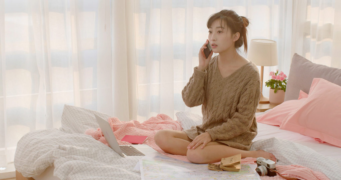 年轻女士在家制定旅行计划