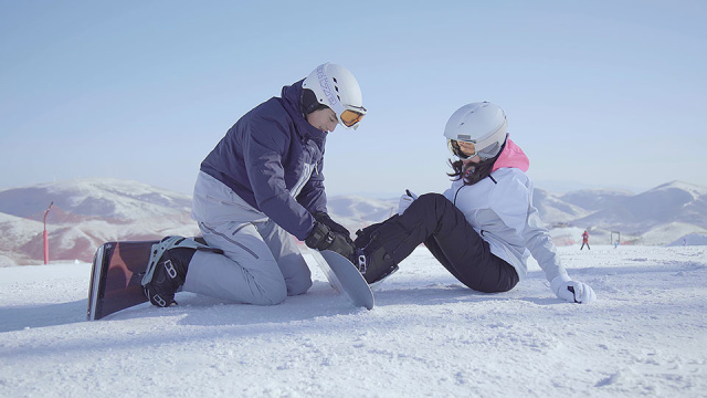 年轻情侣户外滑雪