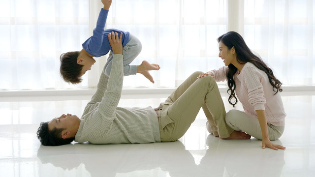 快乐年轻家庭在客厅玩耍