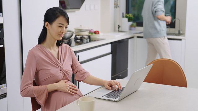 准爸妈用电脑挑选婴儿用品