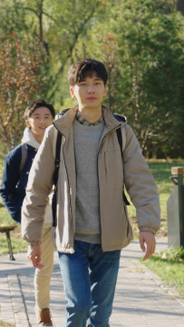 快乐的大学生边走边聊天