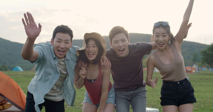 快乐的年轻朋友在户外露营