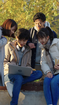 快乐的大学生用电脑