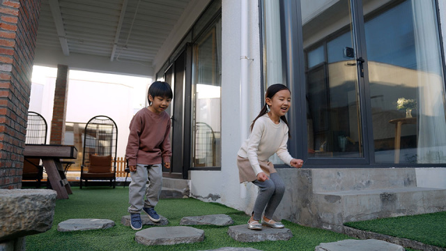 快乐的姐弟俩在庭院里玩耍