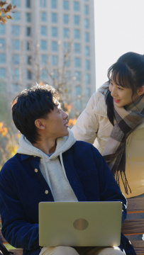 快乐的大学生用电脑