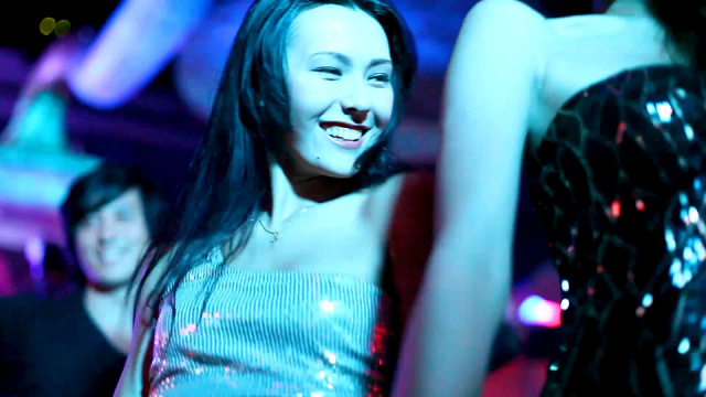 年轻人在夜店跳舞