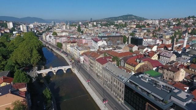 波斯尼亚黑塞哥维那的首都萨拉热窝城市全景航拍风光