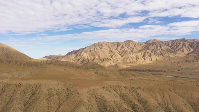 4k航拍沙漠山丘蓝天白云青海 