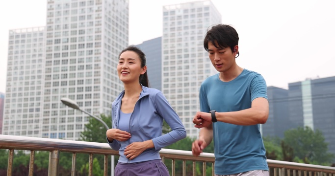 两个年轻人开心交谈跑步