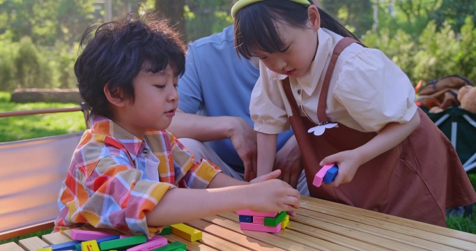 一家四口在露营地玩游戏开心欢呼庆祝
