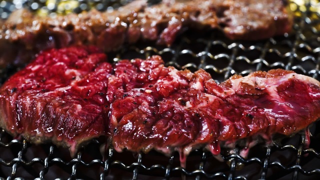 炭火烤大块牛肉翻面过程 常规视频