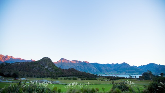 延时摄影新西兰山脉湖泊日转夜车流星空银河极光视频