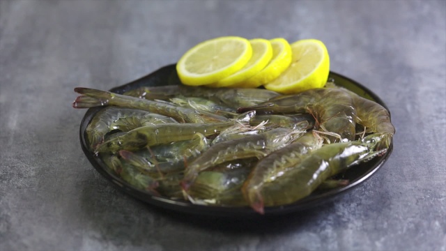 1080P掉落的基围虾慢动作特写